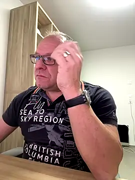 coupleLatinaLovers online show from November 28, 2025, 7:00 am