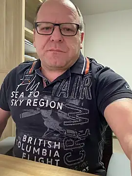 Snapshot of coupleLatinaLovers chatting on February 19, 2026, 6:09 am coupleLatinaLovers online show from February 19, 2026, 6:09 am