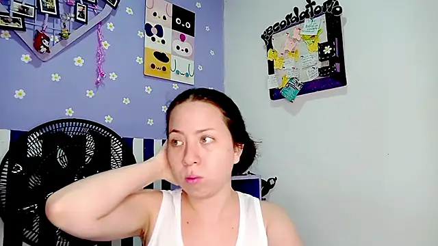 Snapshot of PetiteIvoryQueen19 chatting on June 7, 2026, 5:22 am PetiteIvoryQueen19 online show from June 7, 2026, 5:22 am