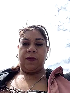 Laura-Hernandez online show from November 17, 2025, 3:18 pm