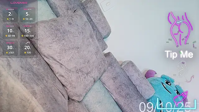 Kenia Fox online show from October 10, 2025, 6:34 am