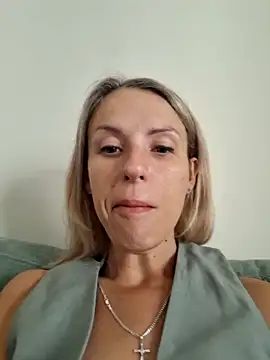 YourJuliena online show from February 23, 2025, 9:22 am