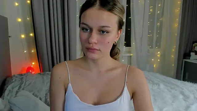 Snapshot of BritneyRoot chatting on December 5, 2024, 8:44 pm BritneyRoot online show from December 5, 2024, 8:44 pm