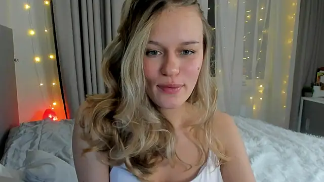 Snapshot of BritneyRoot chatting on December 6, 2024, 12:02 am BritneyRoot online show from December 6, 2024, 12:02 am