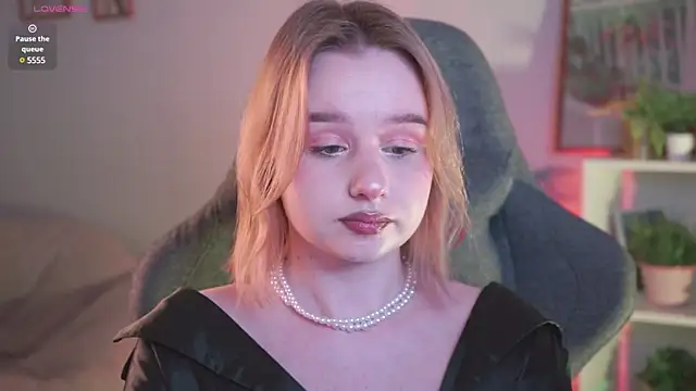 AdeleLoomis online show from December 17, 2024, 12:01 am