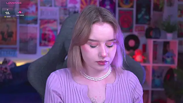 AdeleLoomis online show from December 18, 2024, 8:25 pm