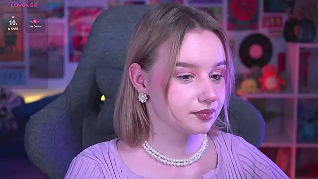 AdeleLoomis online show from December 18, 2024, 11:30 pm