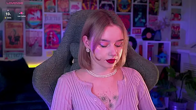 AdeleLoomis online show from December 20, 2024, 5:29 pm