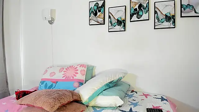 Maia W10 online show from February 8, 2025, 3:42 pm