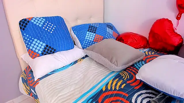 Maia W10 online show from February 18, 2025, 3:32 pm