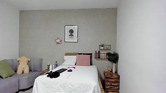 afrodita martinez online show from December 3, 2025, 7:23 pm