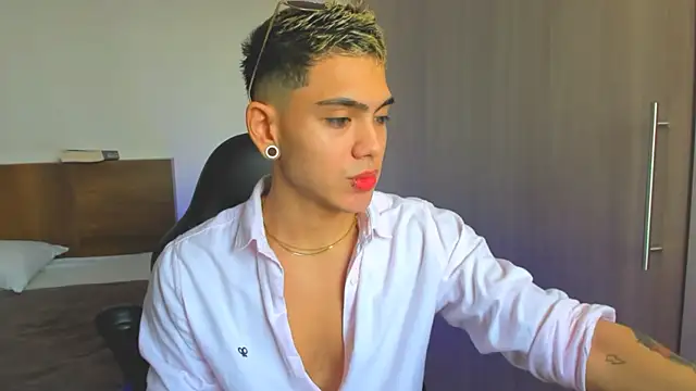 Stevenn 77 online show from December 17, 2024, 4:43 pm