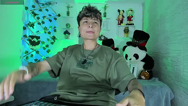 ZuryRamirez  online show from October 6, 2025, 9:01 pm