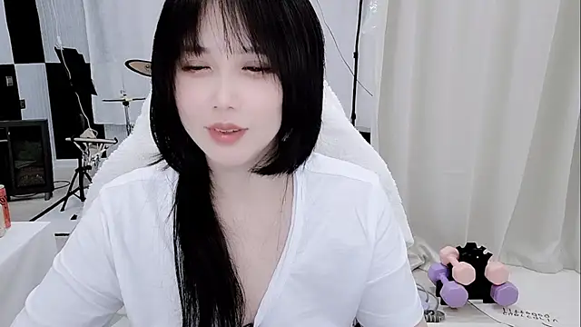 Snapshot of Vaness-a chatting on May 15, 2026, 12:45 pm Vaness-a online show from May 15, 2026, 12:45 pm