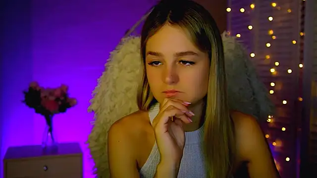 DeboraLarson online show from November 30, 2025, 3:32 am