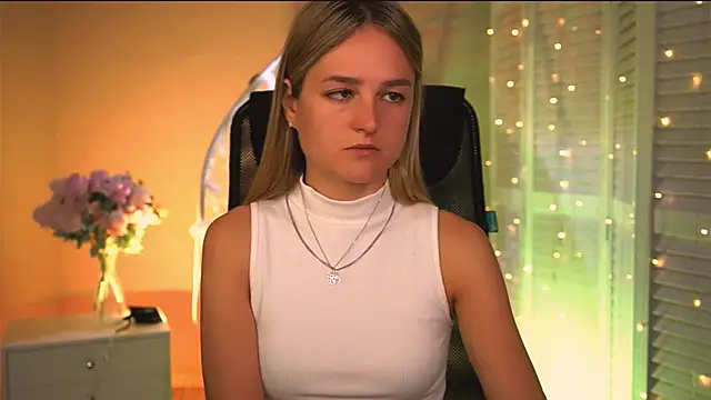 DeboraLarson online show from April 7, 2026, 3:18 am