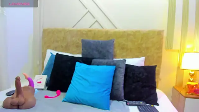 ashley  foxx  online show from November 19, 2025, 1:55 pm