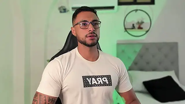 LiamGarcia1 online show from December 5, 2024, 11:49 am