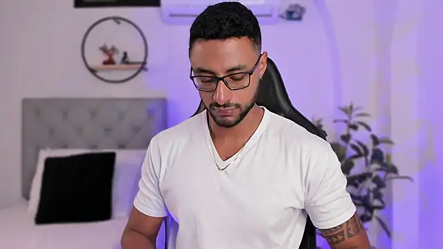 LiamGarcia1 online show from December 6, 2024, 12:38 pm