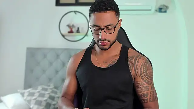 LiamGarcia1 online show from December 9, 2024, 11:58 am
