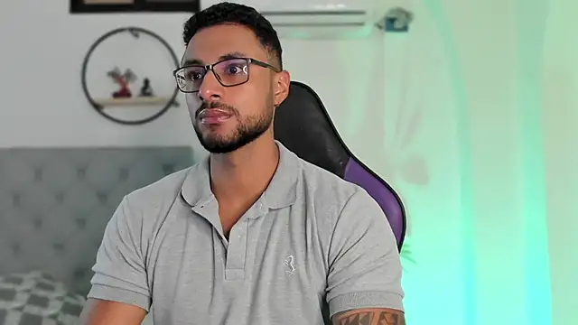LiamGarcia1 online show from December 23, 2024, 12:08 pm