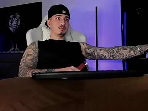 Snapshot of uptomatty chatting on November 14, 2025, 9:46 pm uptomatty online show from November 14, 2025, 9:46 pm