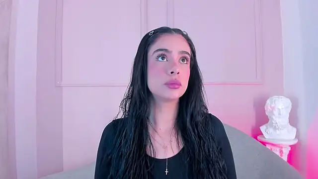 victoria milann online show from November 26, 2025, 1:23 pm