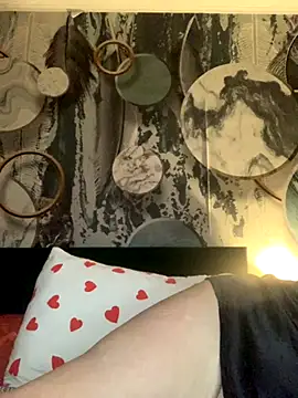 Laura Millf online show from December 2, 2025, 4:35 pm