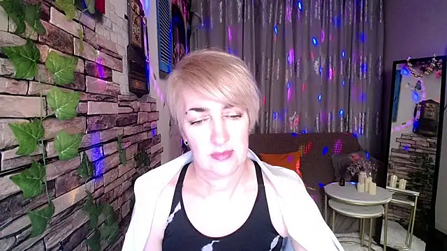 Snapshot of Hot_Girl87 chatting on December 7, 2024, 10:17 pm Hot Girl87 online show from December 7, 2024, 10:17 pm