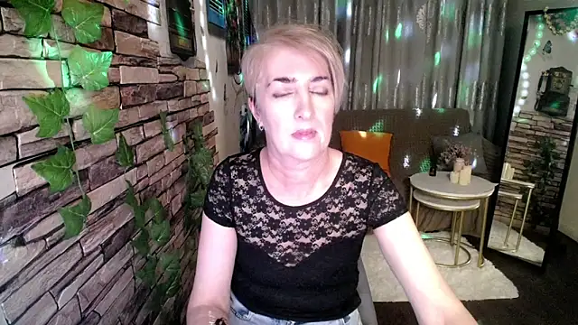 Snapshot of Hot_Girl87 chatting on December 8, 2024, 3:56 pm Hot Girl87 online show from December 8, 2024, 3:56 pm