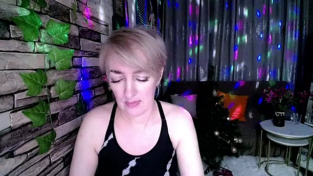 Snapshot of Hot_Girl87 chatting on December 16, 2024, 5:22 pm Hot Girl87 online show from December 16, 2024, 5:22 pm