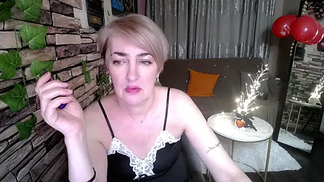 Snapshot of Hot_Girl87 chatting on February 14, 2025, 7:54 pm Hot Girl87 online show from February 14, 2025, 7:54 pm