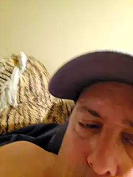 HeteroHotGuy1 online show from December 27, 2024, 1:22 am