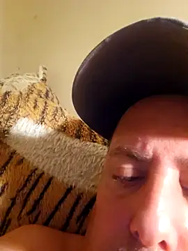 HeteroHotGuy1 online show from October 3, 2025, 8:50 pm