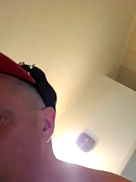 HeteroHotGuy1 online show from October 16, 2025, 1:34 pm