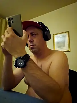 HeteroHotGuy1 online show from November 3, 2025, 7:59 pm