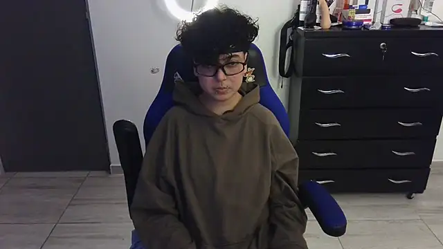 thomascooper7 online show from February 4, 2025, 10:13 pm