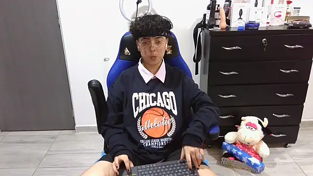 thomascooper7 online show from March 7, 2025, 2:57 am