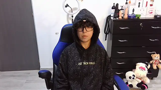 thomascooper7 online show from September 18, 2025, 6:32 pm