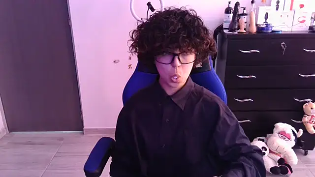 thomascooper7 online show from November 1, 2025, 5:26 pm