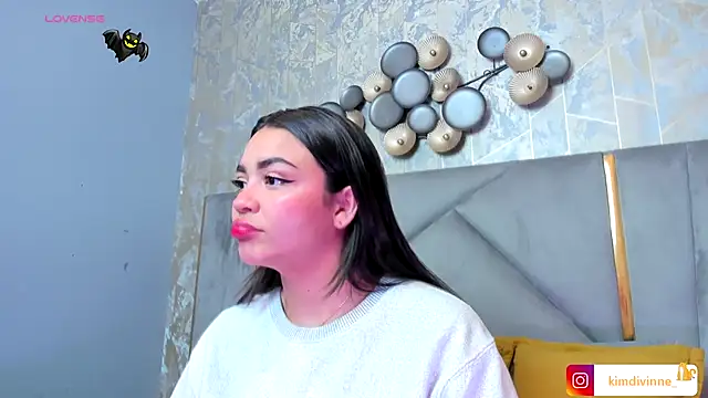 KimDevinne online show from November 5, 2025, 2:44 am