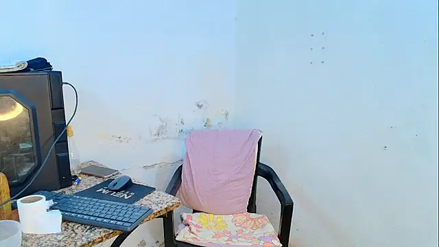 Snapshot of Oh_Tique chatting on April 29, 2026, 1:15 pm Oh Tique online show from April 29, 2026, 1:15 pm