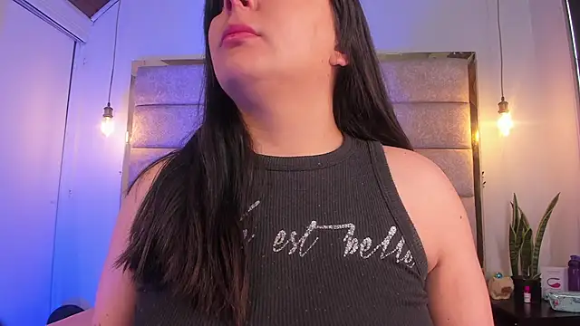 EmaJames25 online show from January 11, 2026, 1:49 pm