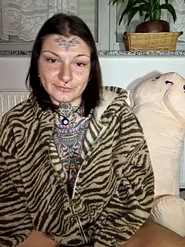 lizzardqueeen online show from November 21, 2025, 12:32 am