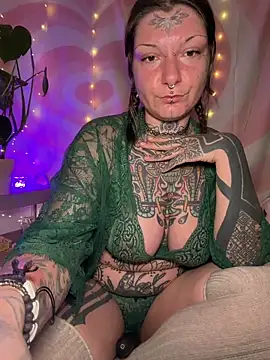 lizzardqueeen online show from April 4, 2026, 8:23 am