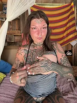 Snapshot of lizzardqueeen chatting on August 2, 2026, 4:05 pm lizzardqueeen online show from August 2, 2026, 4:05 pm