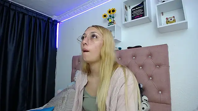 Snapshot of Soffy-brooks chatting on October 11, 2025, 2:44 am Soffy-brooks online show from October 11, 2025, 2:44 am