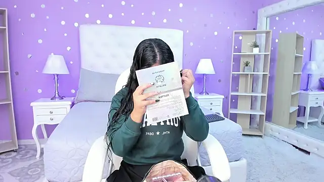 scarlette 15  online show from November 13, 2025, 3:27 am