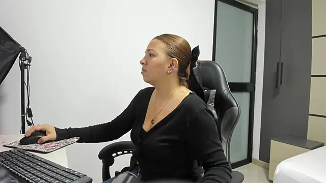 alma fenix online show from September 25, 2025, 12:20 pm