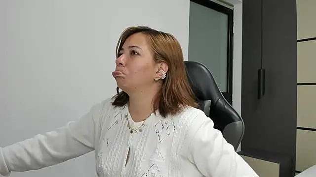 alma fenix online show from October 1, 2025, 12:33 pm